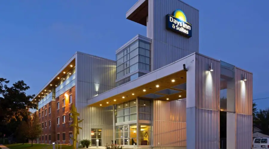 Days Inn & Suites by Wyndham Milwaukee