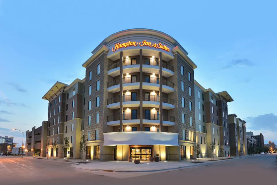 best hotels in des moines